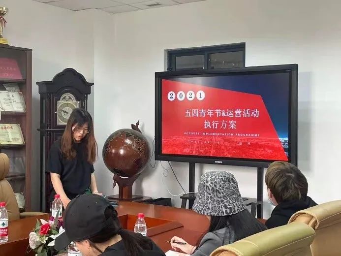 图为赵珂同学介绍方案